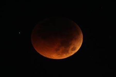 Eclipse lunar en rojo por ceniza volcánica