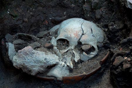 Hallan ofrenda prehispánica en ruinas de Tlatelolco