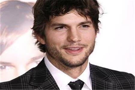Ashton Kutcher irá al espacio con Angelina Jolie