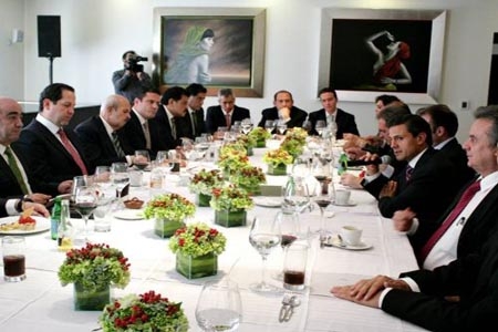 EPN se reúne con gobernadores del PRI; piden Presidencia democrática