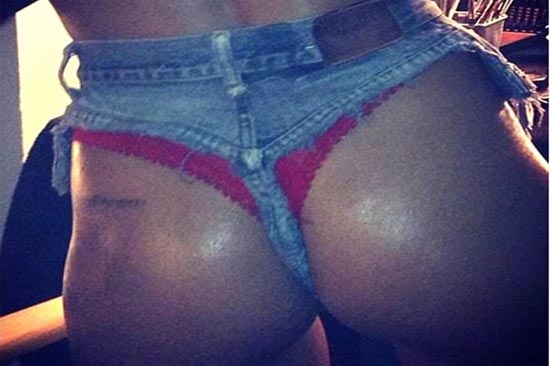 Rihanna mostró su trasero en Twitter