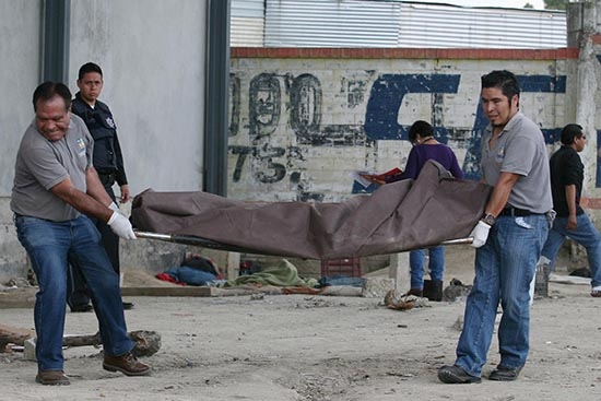 Hallan muerto a indigente en terreno baldío en la Central de Abasto de Puebla