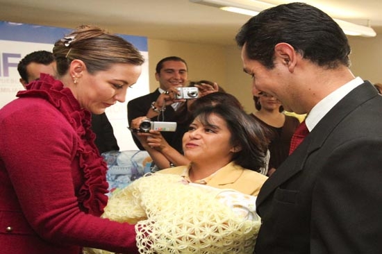 Martha Erika Alonso entregó a 11 menores en adopción