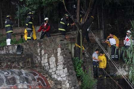 Tres jóvenes salvaron la vida tras quedar atrapados en el río Atoyac