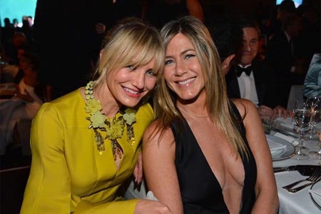 Jennifer Aniston presume sexy escote
