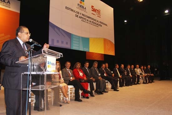 SEP y SNTE abucheados en ceremonia oficial