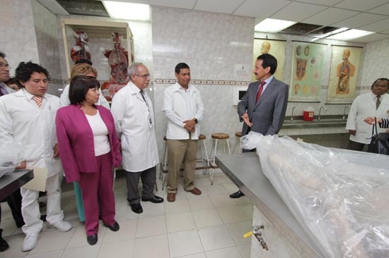 Rector de la BUAP entrega material biológico para prácticas de anatomía
