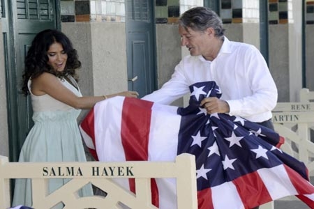 Salma Hayek prefiere bandera de EU