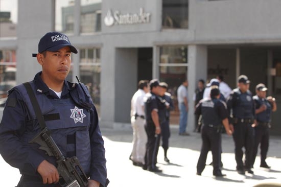 Falsa alarma de bomba en banco Santander causa fuerte movilización policiaca