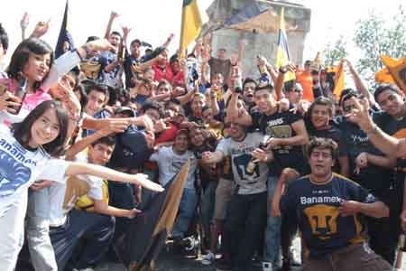 Aficionados poblanos de Pumas celebran en la avenida Juárez