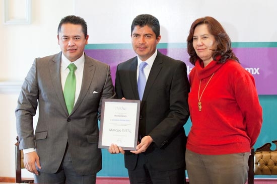 Eduardo Rivera recibe premio del Instituto Mexicano para la Competitividad