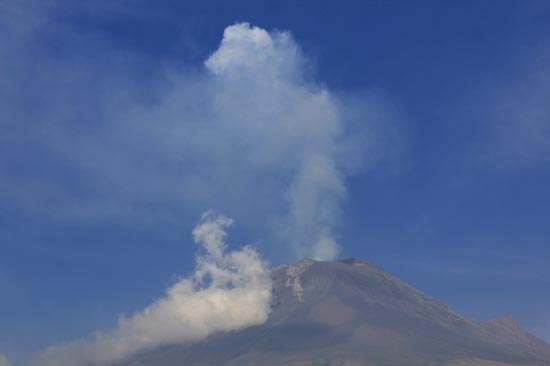 Popocatépetl arroja fragmentos incandescentes a 400 metros de distancia