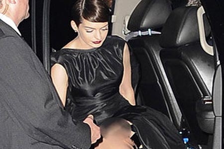 Anne Hathaway enseñó de más en estreno de Los Miserables
