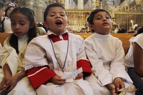 Arzobispo de Puebla en contra de que solteros adopten niños