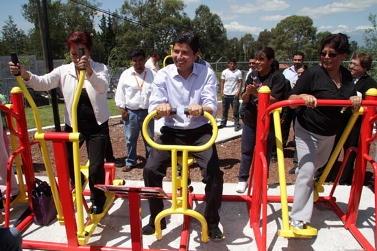 Rivera entrega gimnasio al aire libre en Romero Vargas