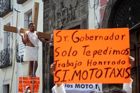 Mototaxistas protestan en el Congreso del estado