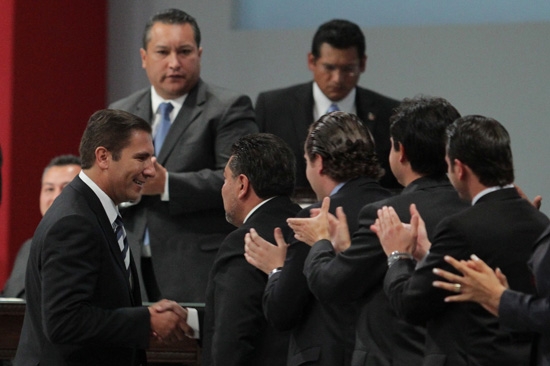 Crónica: la parafernalia al servicio del nuevo gobernador