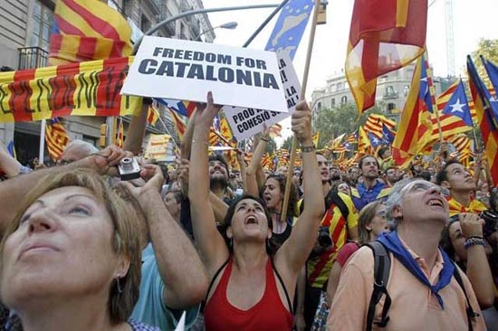 Miles marchan en Barcelona por la independencia de Cataluña