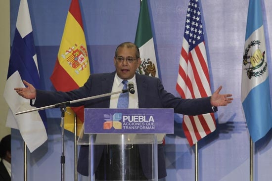 Luis Maldonado recibe premio internacional en Política Pública en Texas
