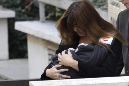 Carla Bruni y Giulia salieron del hospital