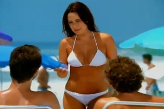 Modelo brasileña, le desaparecen ombligo en comercial