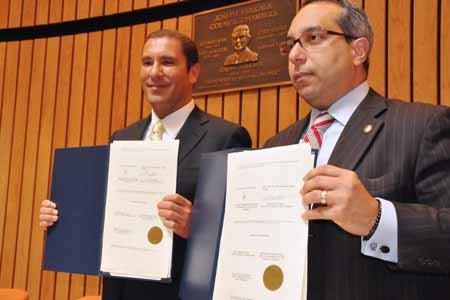 Moreno Valle firma acuerdo con alcalde de Passaic