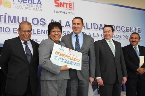 En medio del caso EEG, Moreno Valle entrega estímulos a docentes