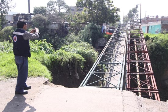 Fuga de agua provocó caída de puente peatonal en Joaquín Colombres