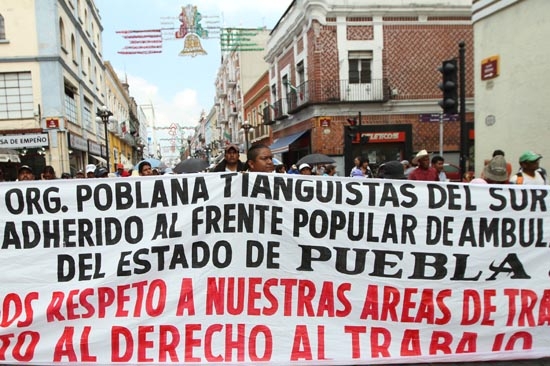 Ambulantes arremeten contra Rivera; no irán a mercados de la periferia