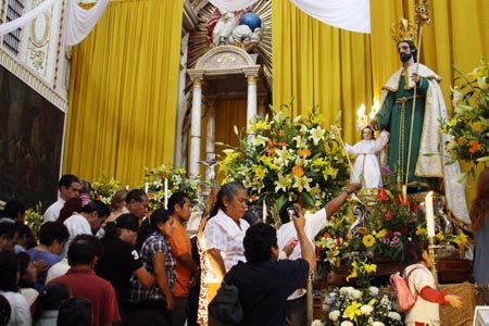 Fieles católicos celebran a San José