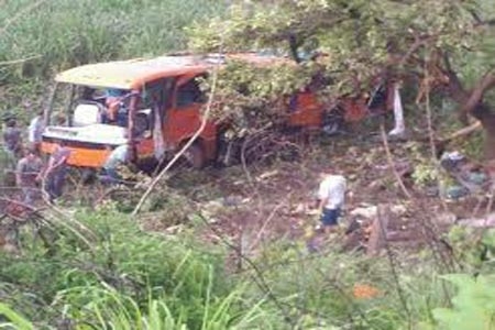 24 muertos al caer a barranco autobús con turistas en Nayarit