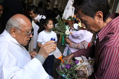 La Candelaria, fieles acuden con su Niño Dios a la iglesia