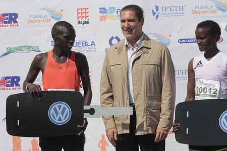 Corredores kenianos se llevan el Maratón Puebla 2011