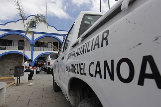 Toman alcaldía de San Miguel Canoa por cobro de impuestos