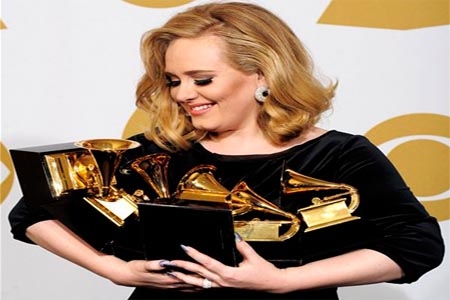Adele se llevó seis premios Grammy 2012