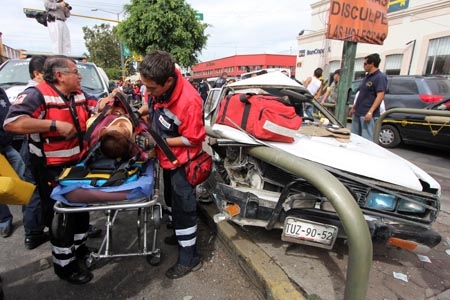 Prensados en accidente vial en el Centro Histórico de Puebla