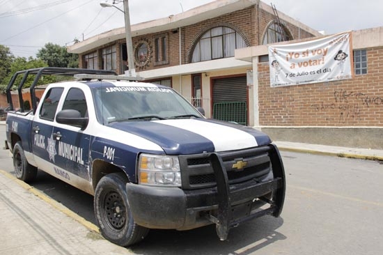 Policía rescata paquetes electorales en Coronango; dos detenidos
