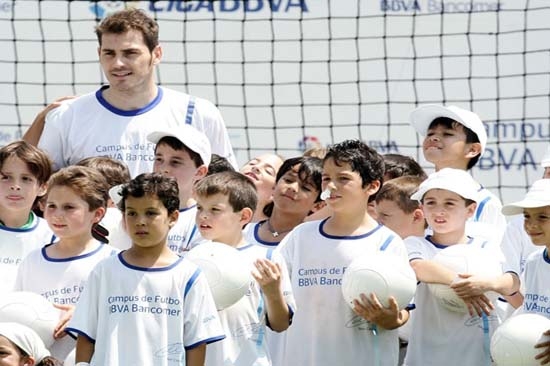 Iker Casillas cascareó con hijos de Calderón