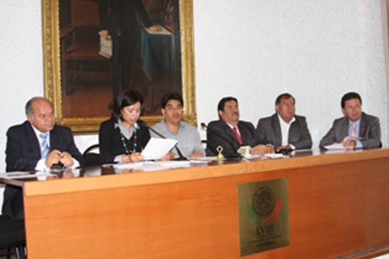 Diputados exhortan a Rivera a tapar baches