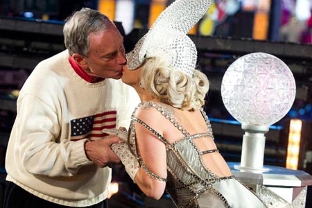 Alcalde de NY demeritó beso de Lady Gaga