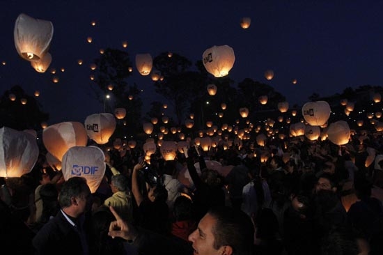 Puebla rompe récord Guinness; 16 mil globos de cantoya iluminaron el cielo