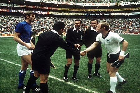 Murió árbitro mexicano que dirigió el mejor partido del siglo XX