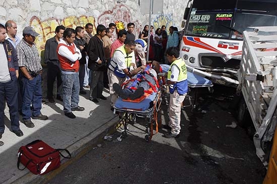 Seis lesionados, saldo de choque en lateral de autopista México-Puebla