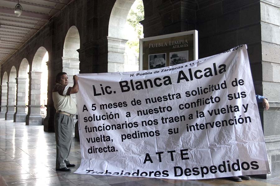 Protestan ex empleados del Ayuntamiento contra Doger y Alcalá