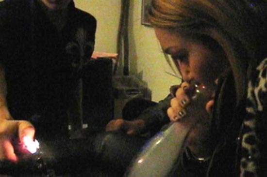 Miley Cyrus fuma droga extraña