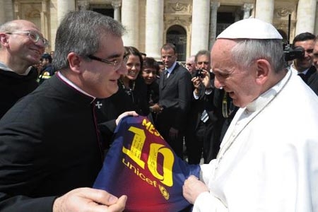 Papa Francisco recibió playera de Messi