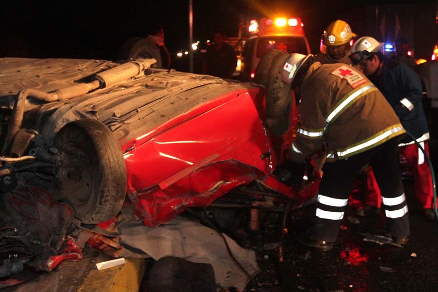 Mueren dos personas al volcarse en el Periférico de Puebla