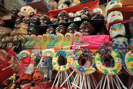 Calaveritas de azúcar y dulces tradicionales por el Día de Muertos