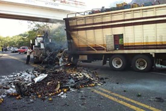 Autodefensas queman vehículos, ahora en Guerrero