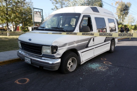 Sujeto baleó camioneta de sus amigos de parranda en San José Vista Hermosa